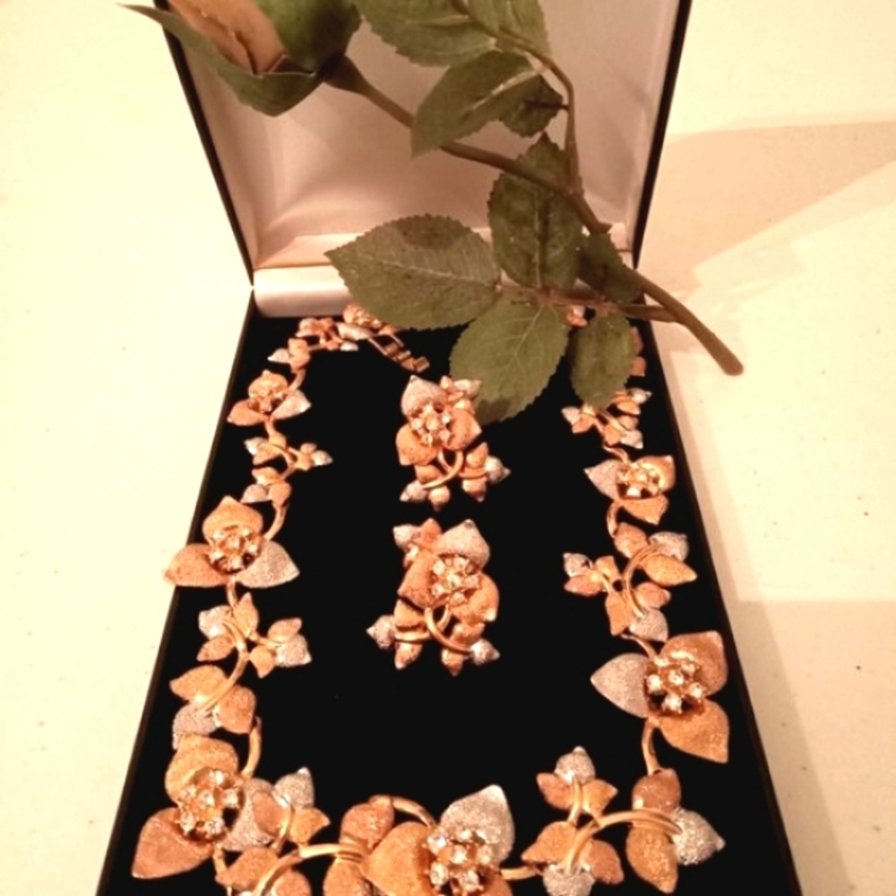 🎁 FREE GIFT INCLUDED 🎁 NWOT Fashion Jewelry Necklace & Clip-on Earrings Set